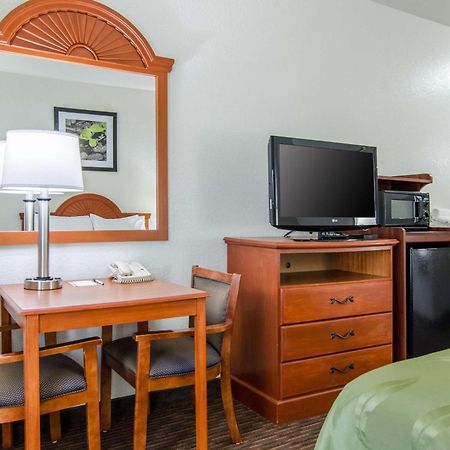 Quality Inn Junction City Near Fort Riley Exterior photo