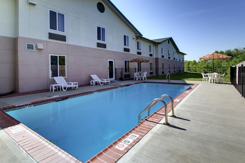 Quality Inn Junction City Near Fort Riley Exterior photo